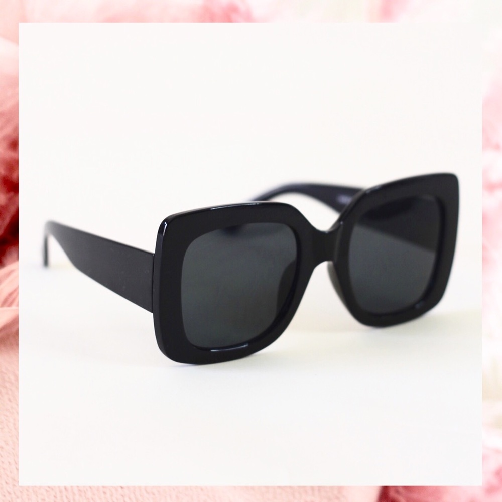 Square Sunglasses Trendy Accessory in Black